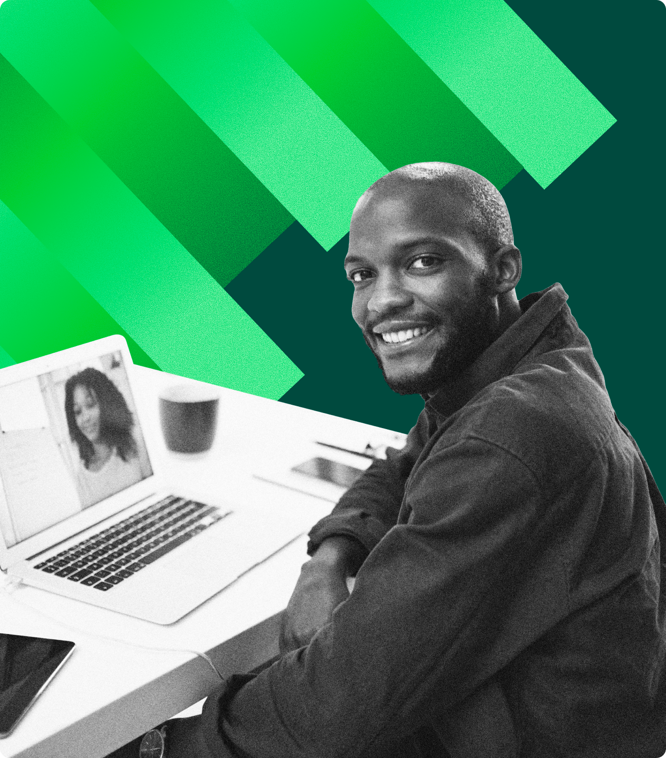 Dirigeant souriant devant son ordinateur lors d’un premier échange avec RAEC